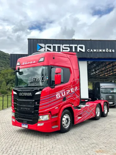 Scania 560R Super 2024 6x4 - Susp de mola - Geladeira - Painel TFT