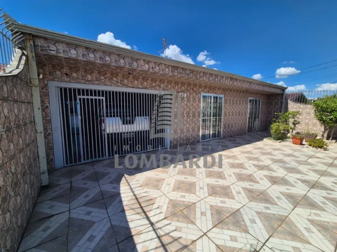 Oportunidade para Investimento ou Moradia: Terreno de 300m² com 02 Casas Prontas para Mora