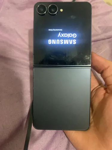 Galaxy Z flip 7 com a tela quebrada