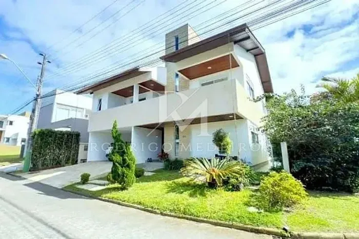 Casa à venda no Campeche, Florianópolis, em condomínio com 5 suítes e lazer completo