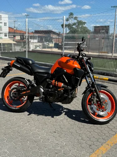 Yamaha MT-03 660cc estilo naked streetfighter 