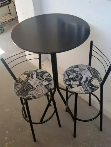Mesa bistro com 2 cadeiras altas