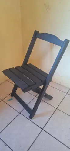 Cadeira dobrável de madeira