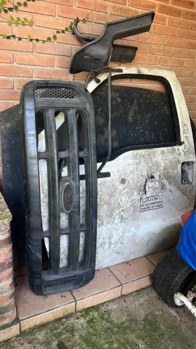 Porta esquerda com do forro e capo da f4000 ou f 250
