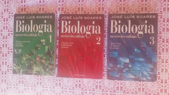 Coleção Biologia Ensino Médio. Livros do Professor com Soluçoes dos Exercícios Propostos.