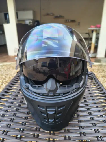 Vende-se capacete Norisk F 302 com óculos solar interno. Semi novo. Tamanho 60. R$ 600,00.