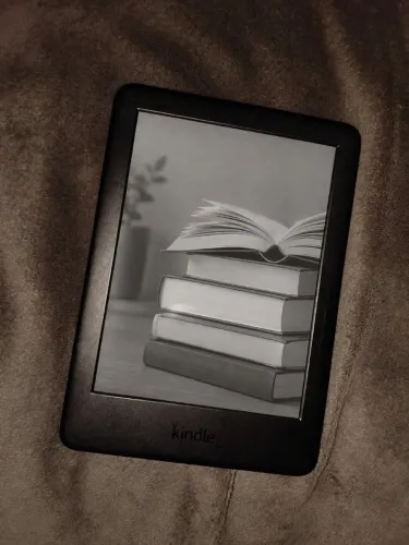 Kindle 8GB (geração mais recente). Cor preta, semi-novo