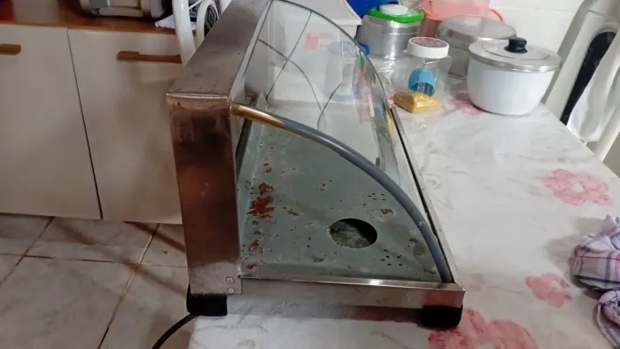 Estufa esquentado e acendendo a luz faltando tampa  e bandeiras muito boa tarde otima