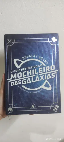Livro O guia do mochileiro das galáxias Ficção científica, comédia, robôs