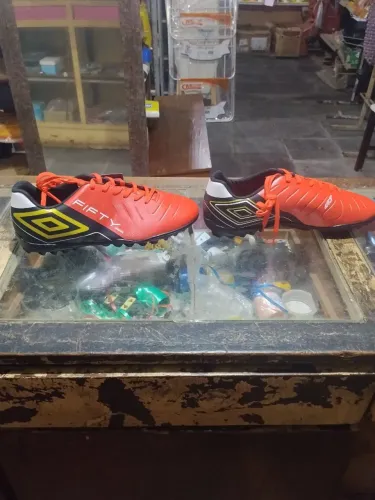 Chuteira society umbro ( nunca usada na caixa )