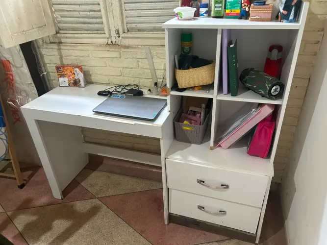 Mesa de estudo com gaveta e nicho