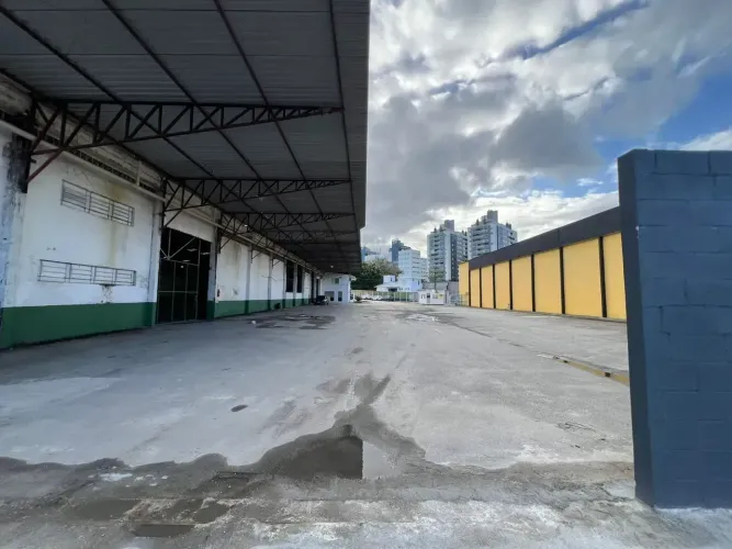 Galpão para locação com 3.400 metros quadrados em Roçado - São José - SC