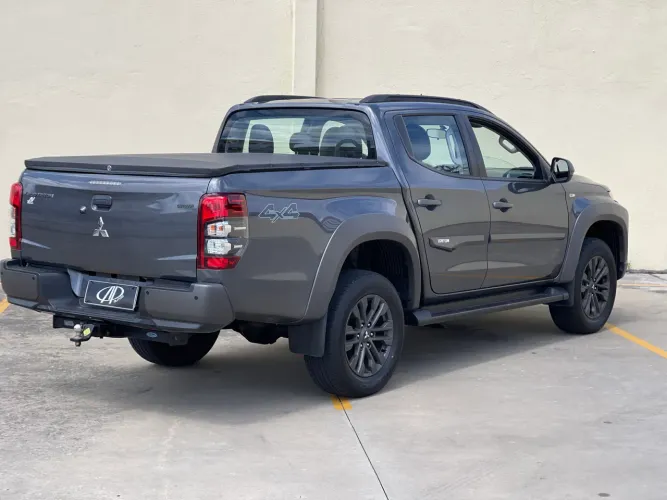 Mitsubishi L200 Tri. S. Outd. Plus 2.4 4X4 Die. AUT 2025