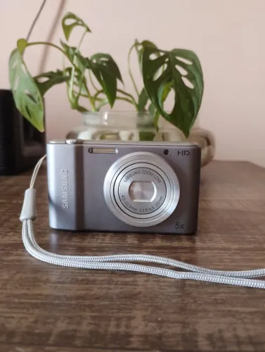 Câmera Digital Samsung ST64 14,2MP Zoom Óprico 5x LCD 2,7 Polegadas - Linda!