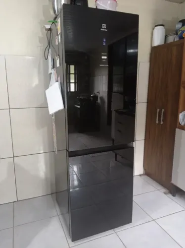 Geladeira Electrolux Frost Free Inverter 323L Efficient AutoSense Inverse Black Glass (IB4
