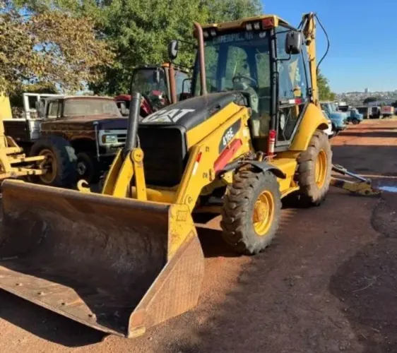 Retroescavadeira Caterpillar 416E ano 2015, 4x4, com 10.660 horas, ar condicionado, em SP