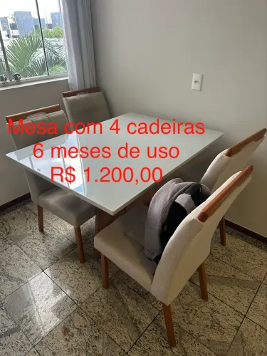 Mesa com 4 cadeiras só 6 meses de uso