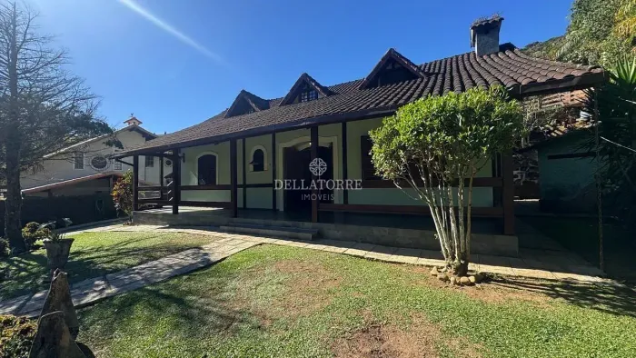 Casa com 3 quartos e piscina para alugar na Granja Comary Teresópolis/RJ