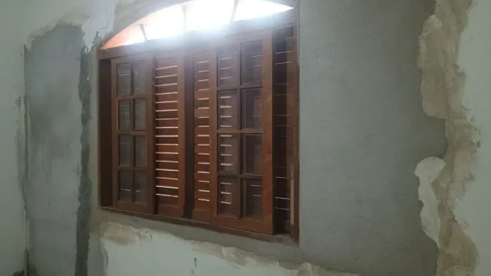 Vendo janela de madeira maciça ipê, medindo 160 x 120 , com vidro.