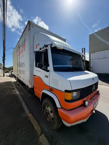 Mercedes 710 ano 2011 baú 7m