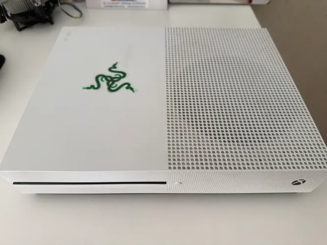 Xbox One S com controle e jogos incluso