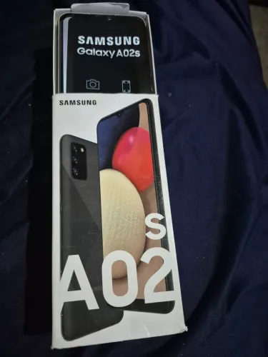 Celular galáxi Samsung A02. R$ 280. Com trinca na tela. Com carregador 2.mt