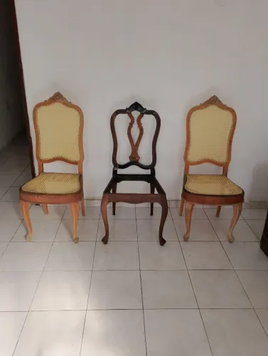 4 cadeiras, 2 com palhinhas, e 2 com almofadas,4 mil reais as 4