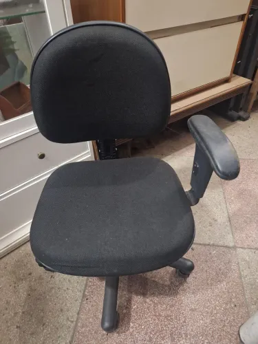 Cadeiras para escritório com avaria.