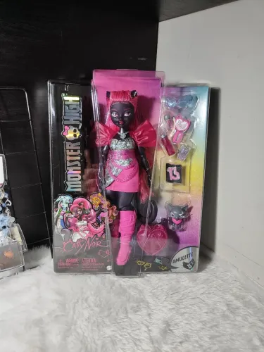 Monster High Catty Noir Core Refresh Lacrada