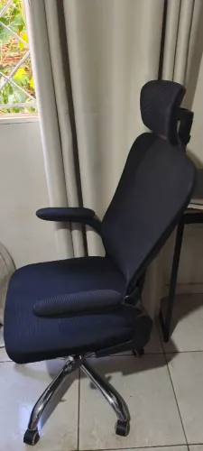 CADEIRA ESCRITORIO COM APOIO PARA CABEÇA E LOMBAR , BASE CROMADA 