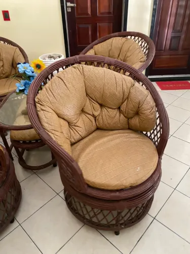Jogo de varanda em vime com 4 poltronas + mesa de vidro