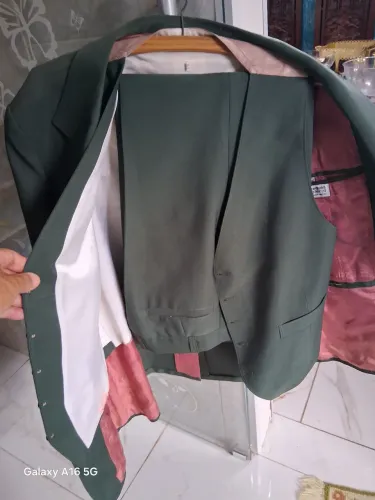 VENDO TERNO COM O COLETE VERDE PRATICAMENTE NOVO