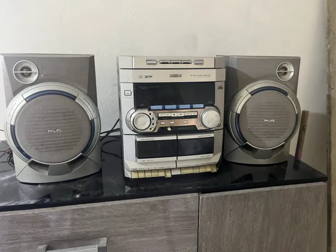 Som antigo para cd e fita com duas caixas de som
