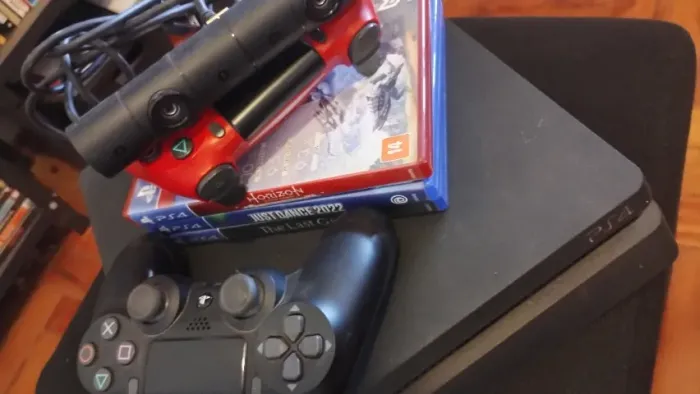 PS4 Slim Playstation - 1TB - 2 controles - PS camera - 3 jogos (tudo original)