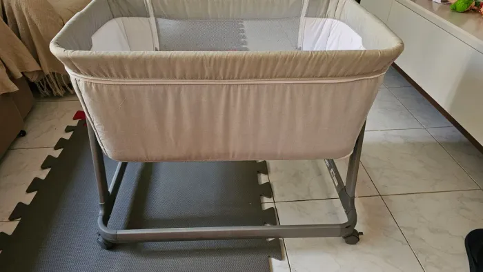 Berço portátil Cosco Pluggy cinza claro (estado de novo)