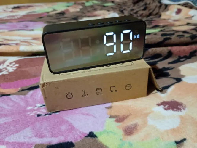 Caixa de som Bluetooth e relógio de mesa (escritório)