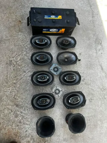 Vendo alto falantes apenas um precisa de reparo ! O resto está funcionando tudo normal !