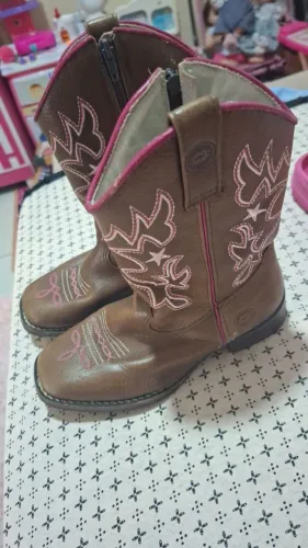 Desapego vendo essa bota infantil 200.00