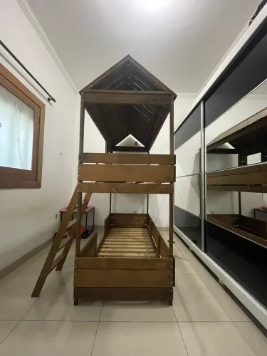 Cama madeira montessoriana beliche casinha Tok&Stok