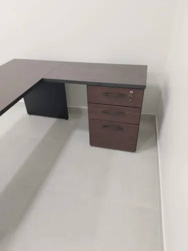 Mesa de escritório em L
