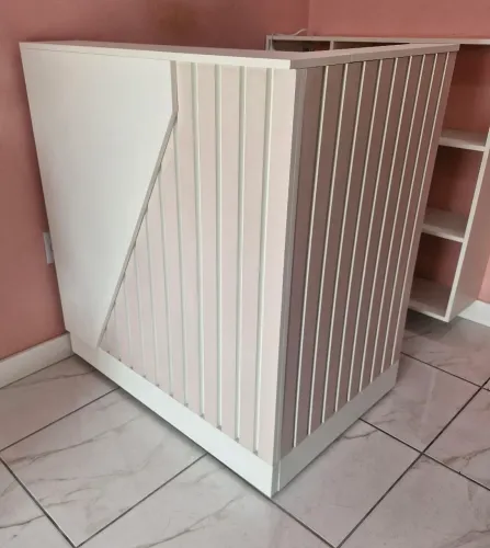 Vendo balcão para loja ,com gaveta e prateleiras 