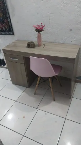 Escrivaninha em ótimo estado de conservação,acompanha 1 cadeira Rosa FAÇO ENTREGA