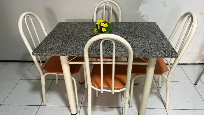 Mesa 4 cadeiras com tampo de mármore