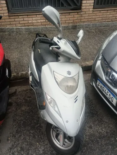 Vendo Suzuki Burgman em 6 vezes no cartão sem juros ou em 12 com juros do cartaot