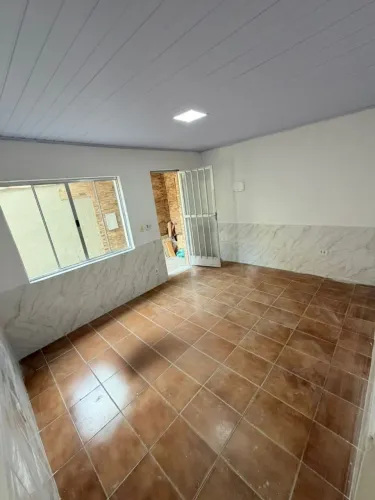 ALUGO OU VENDO EXCELENTE CASA COM QUINTAL INDEPENDENTE E 2 QUARTOS NA VILA SÃO LUIS