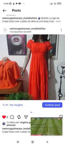 Vestido Longo Três Marias de Crepe Duna,com bojo,mangas de babados e lastex na cintura.