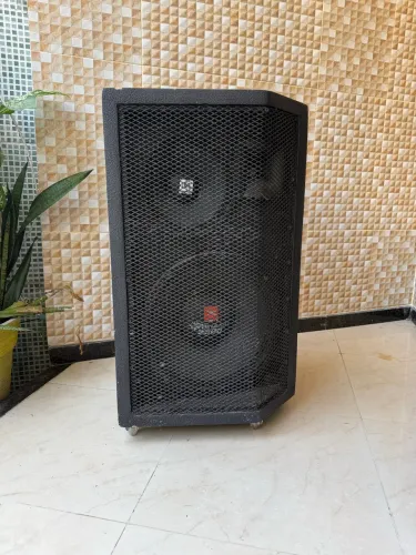 Caixa de som ativa com 600w RMS