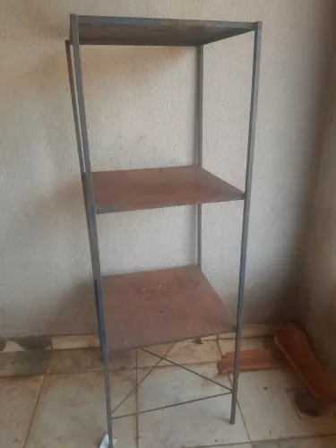 Prateleira de metal