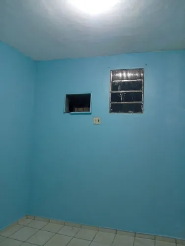 Alugo kitnet para solteiro ou casal com um filho.