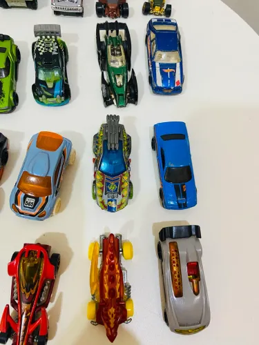 USADOS E DISPONÍVEIS LOTE de 20 carrinhos hot wheels diversos modelos na escala 1:64